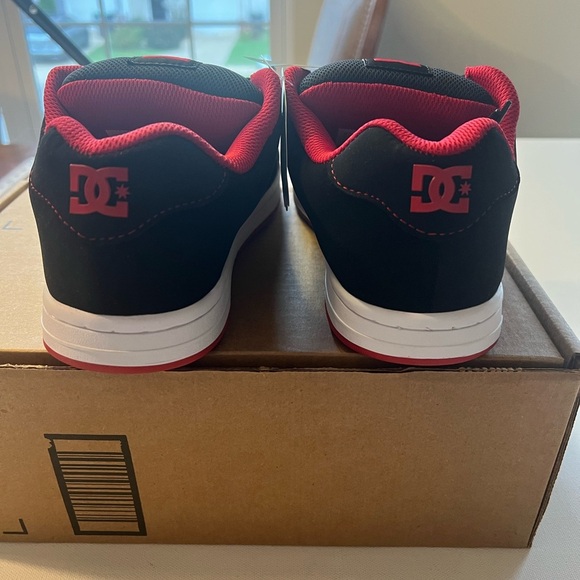 NIB DC WOMEN'S COURT GRAFFIK SHOES Black and Red Size 9 - Picture 3 of 5